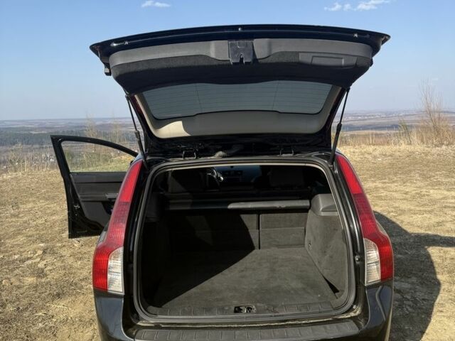 Черный Вольво В50, объемом двигателя 1.6 л и пробегом 415 тыс. км за 6500 $, фото 1 на Automoto.ua