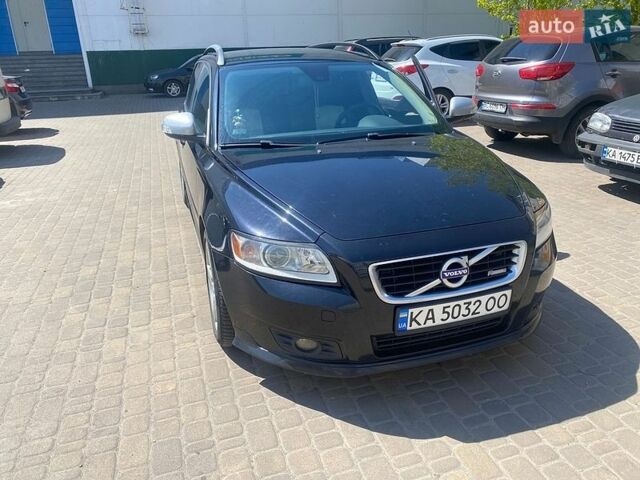 Черный Вольво В50, объемом двигателя 1.56 л и пробегом 250 тыс. км за 8400 $, фото 1 на Automoto.ua