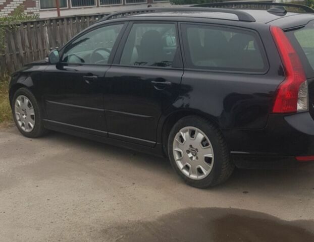 Черный Вольво В50, объемом двигателя 1.6 л и пробегом 254 тыс. км за 6900 $, фото 1 на Automoto.ua