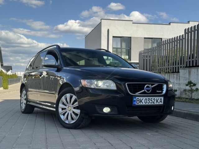 Черный Вольво В50, объемом двигателя 1.6 л и пробегом 290 тыс. км за 5850 $, фото 1 на Automoto.ua