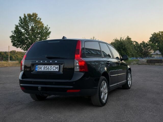 Черный Вольво В50, объемом двигателя 1.6 л и пробегом 260 тыс. км за 8300 $, фото 1 на Automoto.ua