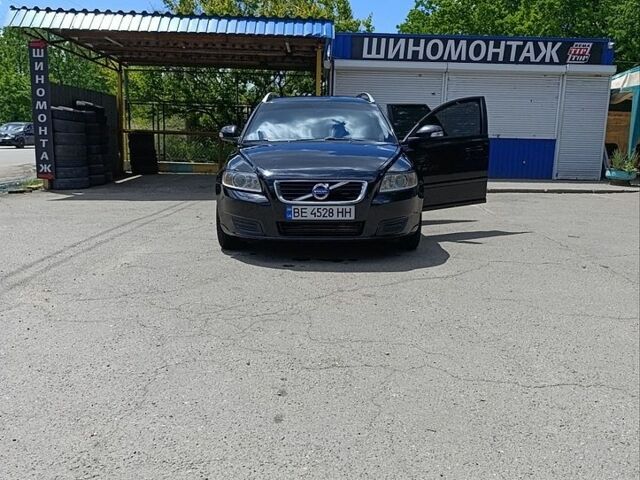 Черный Вольво В50, объемом двигателя 1.6 л и пробегом 290 тыс. км за 7200 $, фото 1 на Automoto.ua