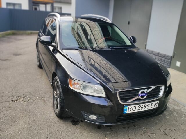 Черный Вольво В50, объемом двигателя 1.6 л и пробегом 208 тыс. км за 7400 $, фото 1 на Automoto.ua