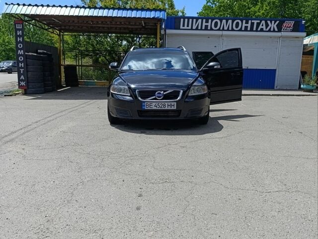 Черный Вольво В50, объемом двигателя 1.6 л и пробегом 290 тыс. км за 6750 $, фото 1 на Automoto.ua