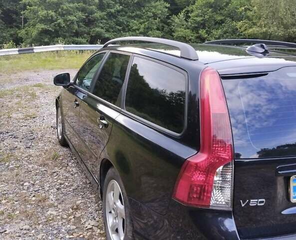 Черный Вольво В50, объемом двигателя 1.6 л и пробегом 200 тыс. км за 7800 $, фото 1 на Automoto.ua