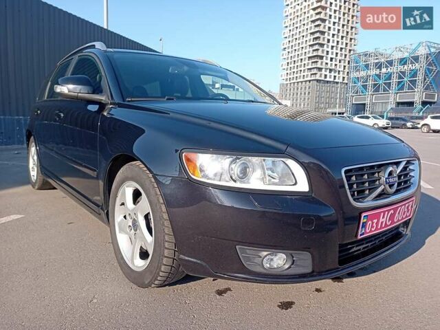 Черный Вольво В50, объемом двигателя 1.6 л и пробегом 283 тыс. км за 8300 $, фото 1 на Automoto.ua