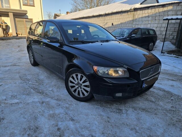 Красный Вольво В50, объемом двигателя 2 л и пробегом 350 тыс. км за 2100 $, фото 1 на Automoto.ua