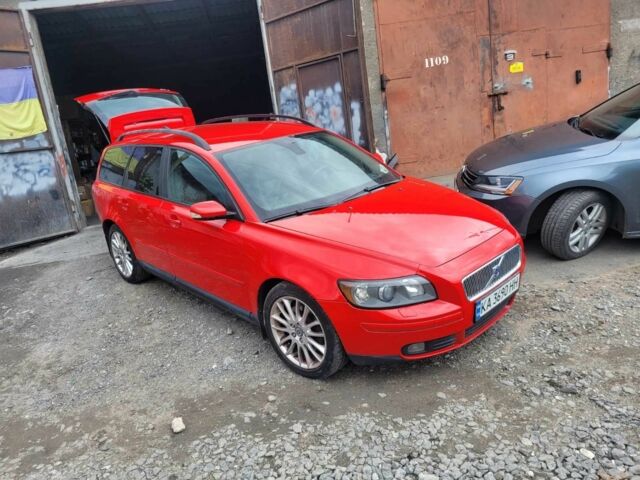 Красный Вольво В50, объемом двигателя 2.4 л и пробегом 205 тыс. км за 4500 $, фото 1 на Automoto.ua