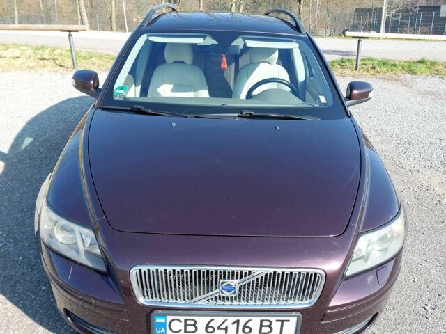 Червоний Вольво V50, об'ємом двигуна 2 л та пробігом 269 тис. км за 5500 $, фото 1 на Automoto.ua