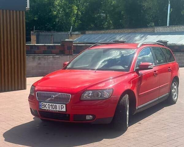 Красный Вольво В50, объемом двигателя 1.8 л и пробегом 281 тыс. км за 5300 $, фото 1 на Automoto.ua