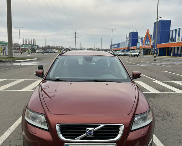 Красный Вольво В50, объемом двигателя 1.6 л и пробегом 384 тыс. км за 6299 $, фото 1 на Automoto.ua