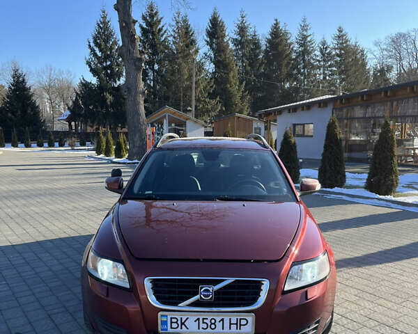 Красный Вольво В50, объемом двигателя 1.6 л и пробегом 366 тыс. км за 6300 $, фото 1 на Automoto.ua