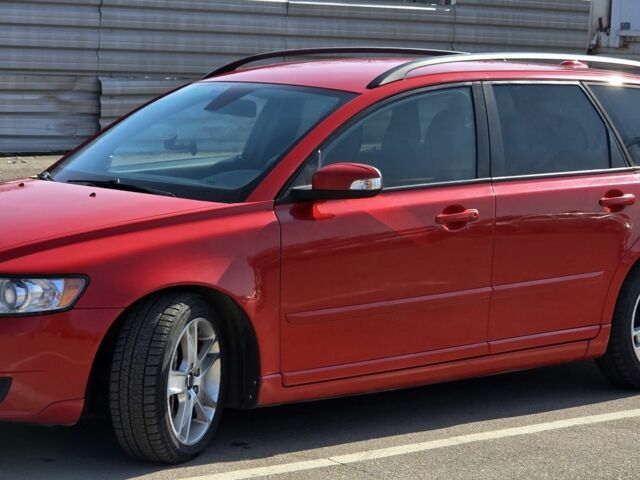 Красный Вольво В50, объемом двигателя 2.4 л и пробегом 302 тыс. км за 7400 $, фото 1 на Automoto.ua