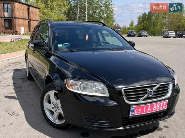 Красный Вольво В50, объемом двигателя 1.6 л и пробегом 219 тыс. км за 6300 $, фото 1 на Automoto.ua