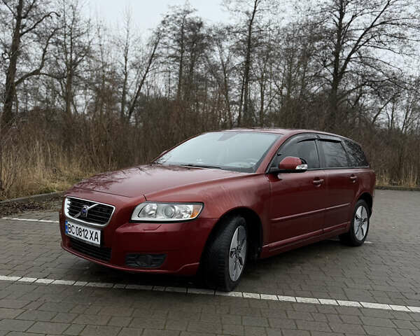 Красный Вольво В50, объемом двигателя 1.6 л и пробегом 253 тыс. км за 6900 $, фото 1 на Automoto.ua
