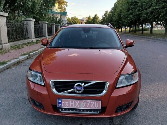 Красный Вольво В50, объемом двигателя 1.6 л и пробегом 251 тыс. км за 7950 $, фото 1 на Automoto.ua