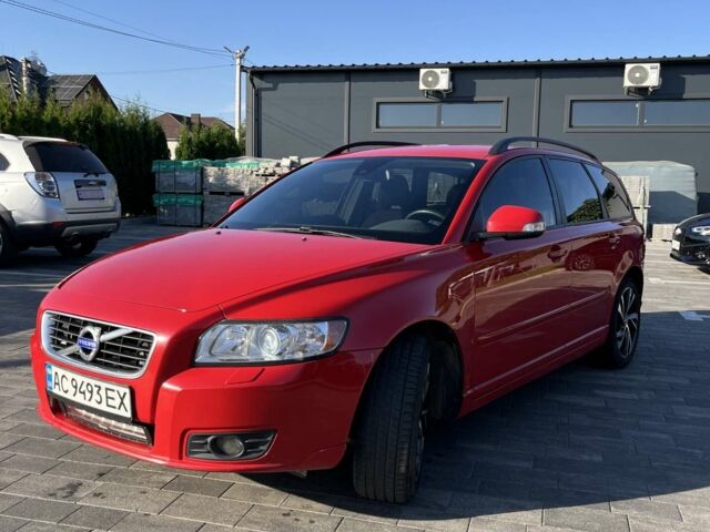 Красный Вольво В50, объемом двигателя 1.6 л и пробегом 305 тыс. км за 7300 $, фото 1 на Automoto.ua