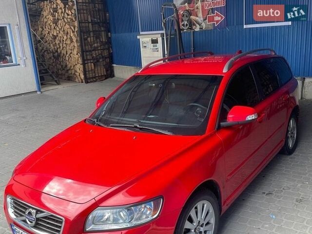 Красный Вольво В50, объемом двигателя 1.6 л и пробегом 280 тыс. км за 7800 $, фото 1 на Automoto.ua