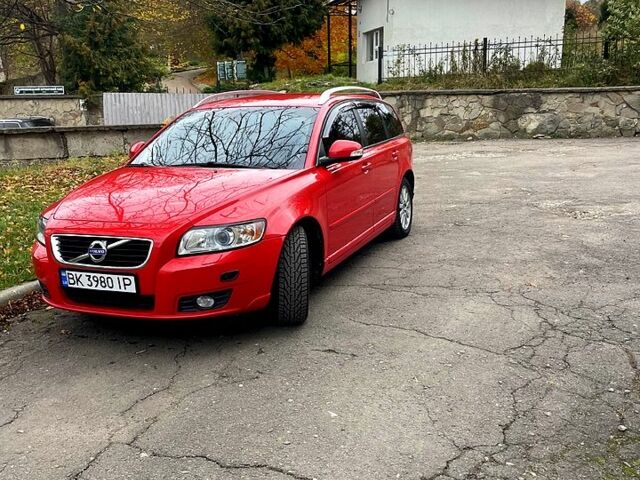 Красный Вольво В50, объемом двигателя 1.6 л и пробегом 0 тыс. км за 7700 $, фото 1 на Automoto.ua