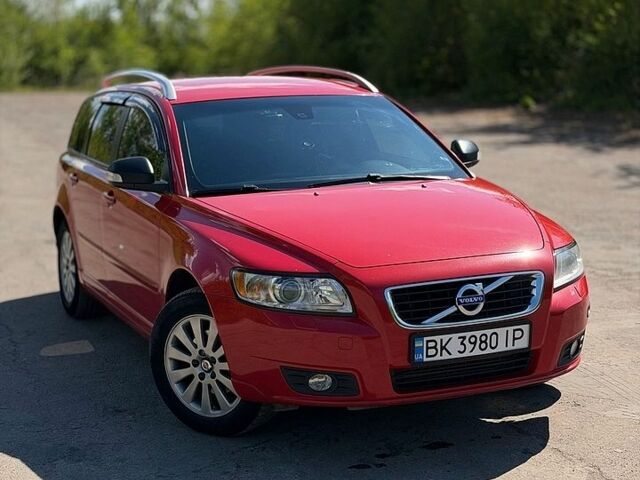 Красный Вольво В50, объемом двигателя 1.6 л и пробегом 280 тыс. км за 6600 $, фото 1 на Automoto.ua
