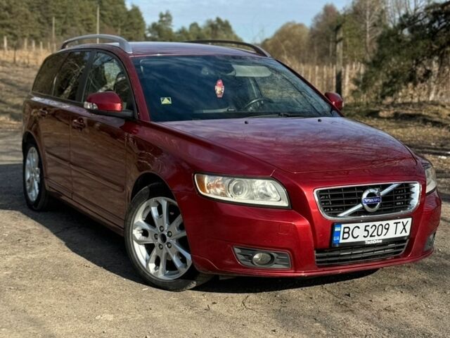 Красный Вольво В50, объемом двигателя 1.56 л и пробегом 240 тыс. км за 7000 $, фото 1 на Automoto.ua
