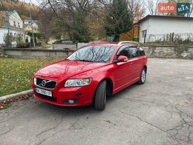 Красный Вольво В50, объемом двигателя 1.56 л и пробегом 265 тыс. км за 8200 $, фото 1 на Automoto.ua