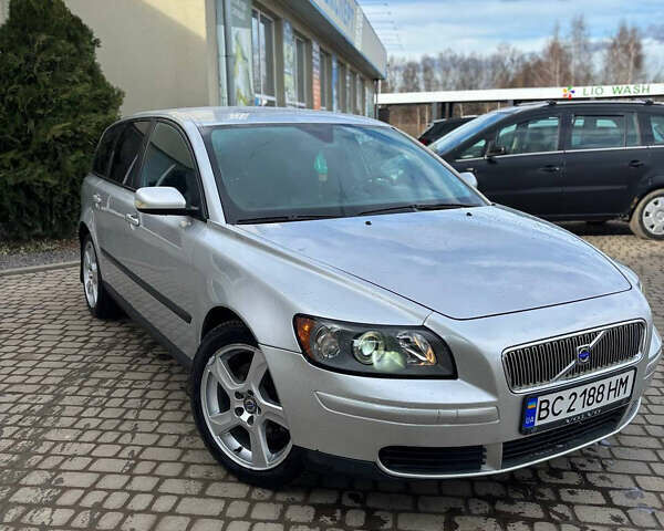 Серый Вольво В50, объемом двигателя 2 л и пробегом 350 тыс. км за 5550 $, фото 1 на Automoto.ua