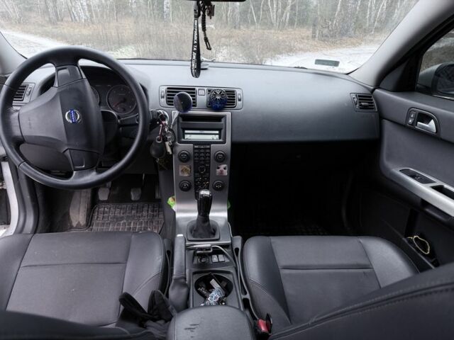 Серый Вольво В50, объемом двигателя 2 л и пробегом 444 тыс. км за 3000 $, фото 1 на Automoto.ua