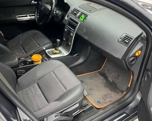 Серый Вольво В50, объемом двигателя 2.4 л и пробегом 307 тыс. км за 4300 $, фото 1 на Automoto.ua