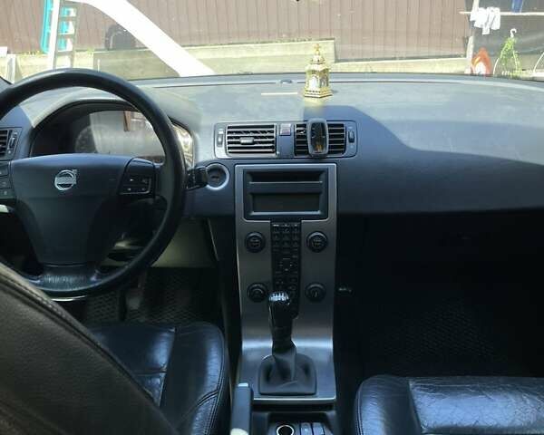 Серый Вольво В50, объемом двигателя 2 л и пробегом 400 тыс. км за 4200 $, фото 1 на Automoto.ua