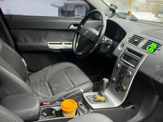 Серый Вольво В50, объемом двигателя 2.4 л и пробегом 307 тыс. км за 4300 $, фото 1 на Automoto.ua