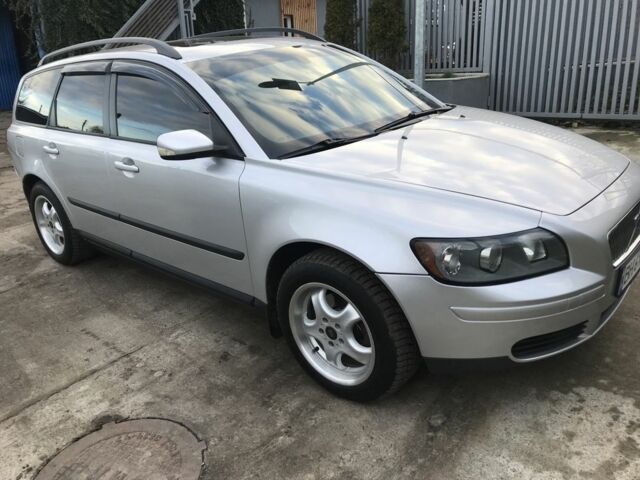 Серый Вольво В50, объемом двигателя 1.8 л и пробегом 322 тыс. км за 5000 $, фото 1 на Automoto.ua