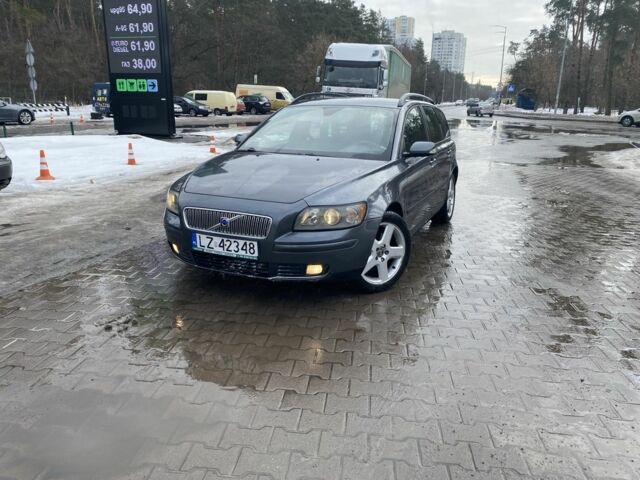 Серый Вольво В50, объемом двигателя 2 л и пробегом 356 тыс. км за 2799 $, фото 1 на Automoto.ua