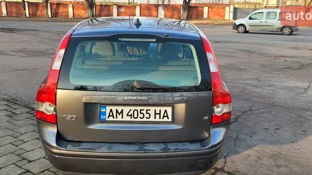 Серый Вольво В50, объемом двигателя 1.8 л и пробегом 283 тыс. км за 6200 $, фото 1 на Automoto.ua