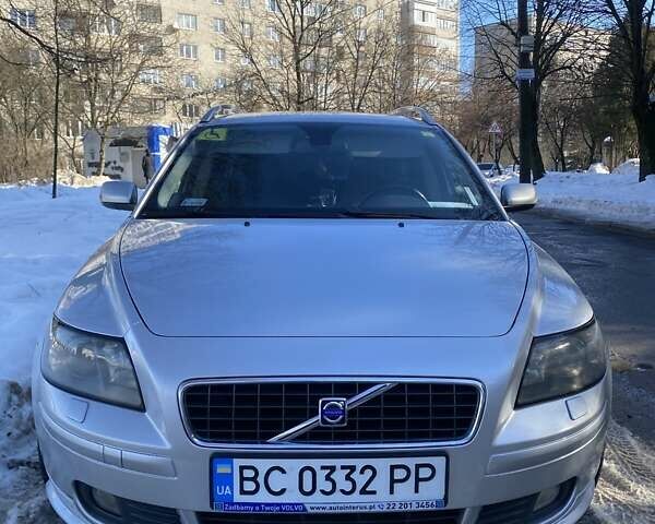 Серый Вольво В50, объемом двигателя 2.5 л и пробегом 320 тыс. км за 6000 $, фото 1 на Automoto.ua