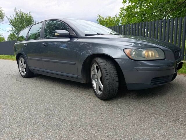 Сірий Вольво V50, об'ємом двигуна 2 л та пробігом 390 тис. км за 2399 $, фото 1 на Automoto.ua