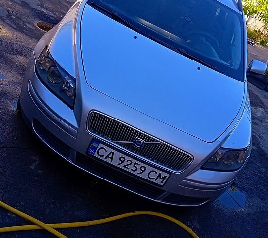 Серый Вольво В50, объемом двигателя 1.6 л и пробегом 333 тыс. км за 6000 $, фото 1 на Automoto.ua