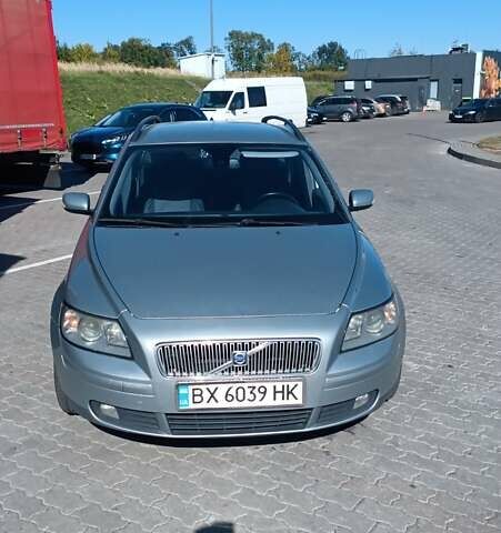 Серый Вольво В50, объемом двигателя 1.56 л и пробегом 320 тыс. км за 5200 $, фото 1 на Automoto.ua