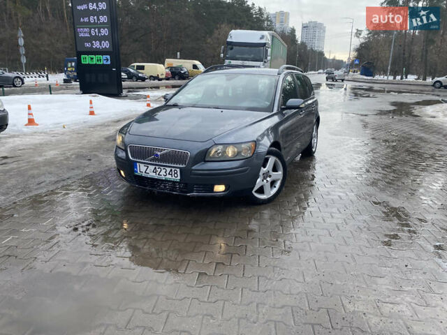 Серый Вольво В50, объемом двигателя 2 л и пробегом 356 тыс. км за 2799 $, фото 1 на Automoto.ua