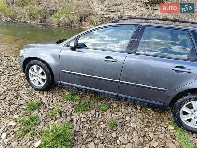 Серый Вольво В50, объемом двигателя 1.8 л и пробегом 250 тыс. км за 4000 $, фото 1 на Automoto.ua