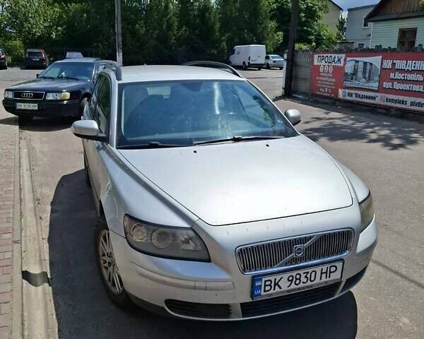 Серый Вольво В50, объемом двигателя 1.56 л и пробегом 291 тыс. км за 5999 $, фото 1 на Automoto.ua