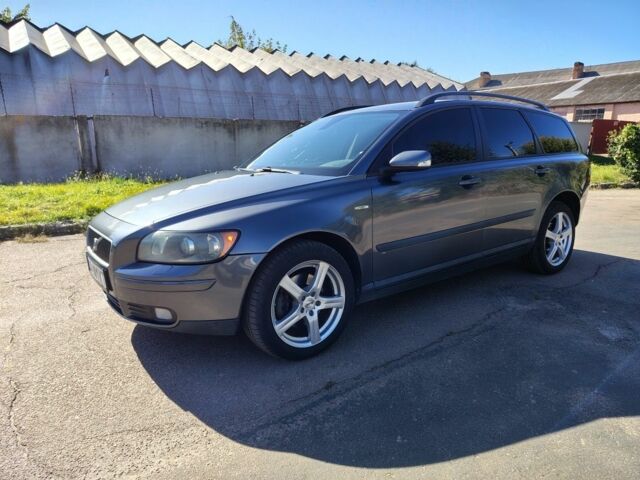 Серый Вольво В50, объемом двигателя 2 л и пробегом 260 тыс. км за 6200 $, фото 1 на Automoto.ua