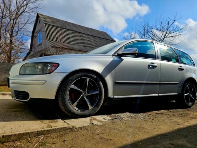 Серый Вольво В50, объемом двигателя 1.6 л и пробегом 360 тыс. км за 5500 $, фото 1 на Automoto.ua