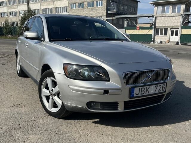 Сірий Вольво V50, об'ємом двигуна 2 л та пробігом 390 тис. км за 3513 $, фото 1 на Automoto.ua