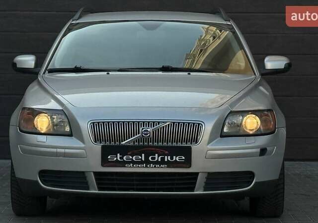 Серый Вольво В50, объемом двигателя 1.8 л и пробегом 277 тыс. км за 5699 $, фото 1 на Automoto.ua