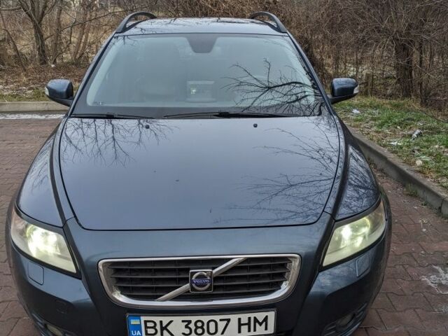 Серый Вольво В50, объемом двигателя 1.6 л и пробегом 390 тыс. км за 5700 $, фото 1 на Automoto.ua
