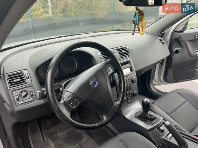 Сірий Вольво V50, об'ємом двигуна 1.56 л та пробігом 274 тис. км за 6200 $, фото 1 на Automoto.ua