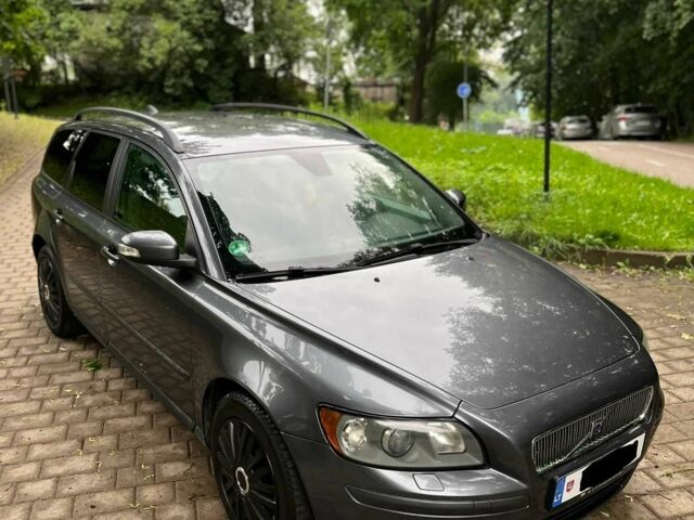 Серый Вольво В50, объемом двигателя 2 л и пробегом 235 тыс. км за 2574 $, фото 1 на Automoto.ua