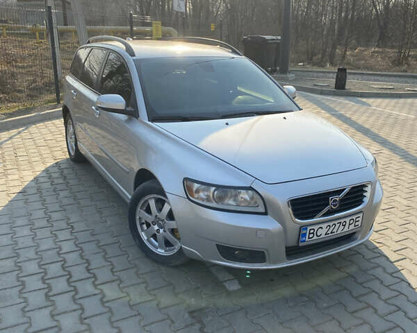Серый Вольво В50, объемом двигателя 2 л и пробегом 317 тыс. км за 5100 $, фото 1 на Automoto.ua