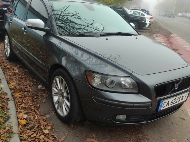Серый Вольво В50, объемом двигателя 2 л и пробегом 342 тыс. км за 4200 $, фото 1 на Automoto.ua